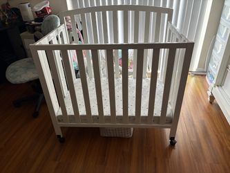 White mini crib