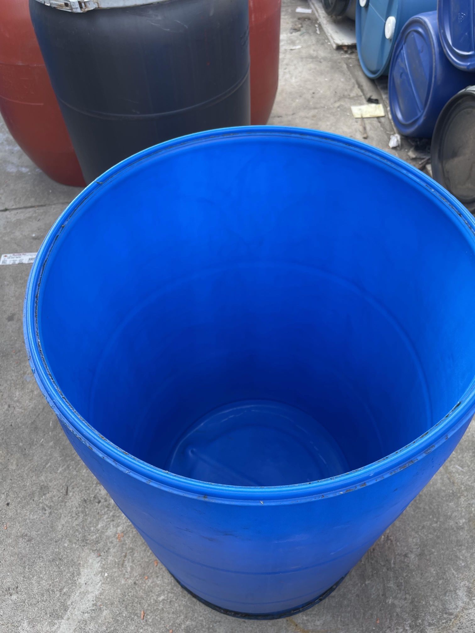 Blue Plastic Barrels/ Barriles Azules De Plástico  { No Open Tap}