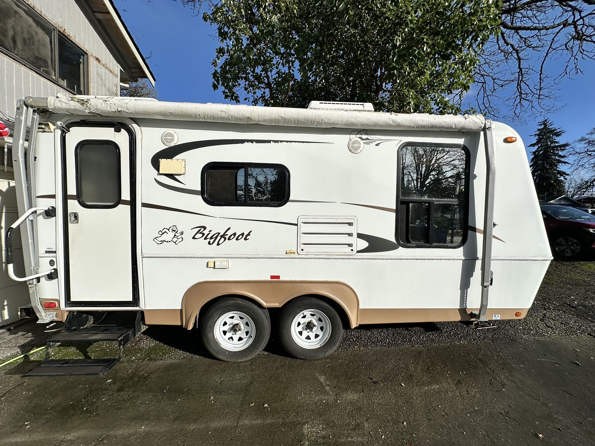 2007 Bigfoot 21ft Front Bed Excellent Condition