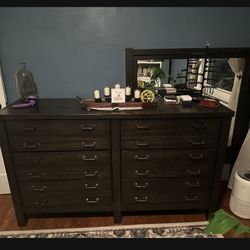 Dresser With Mirror