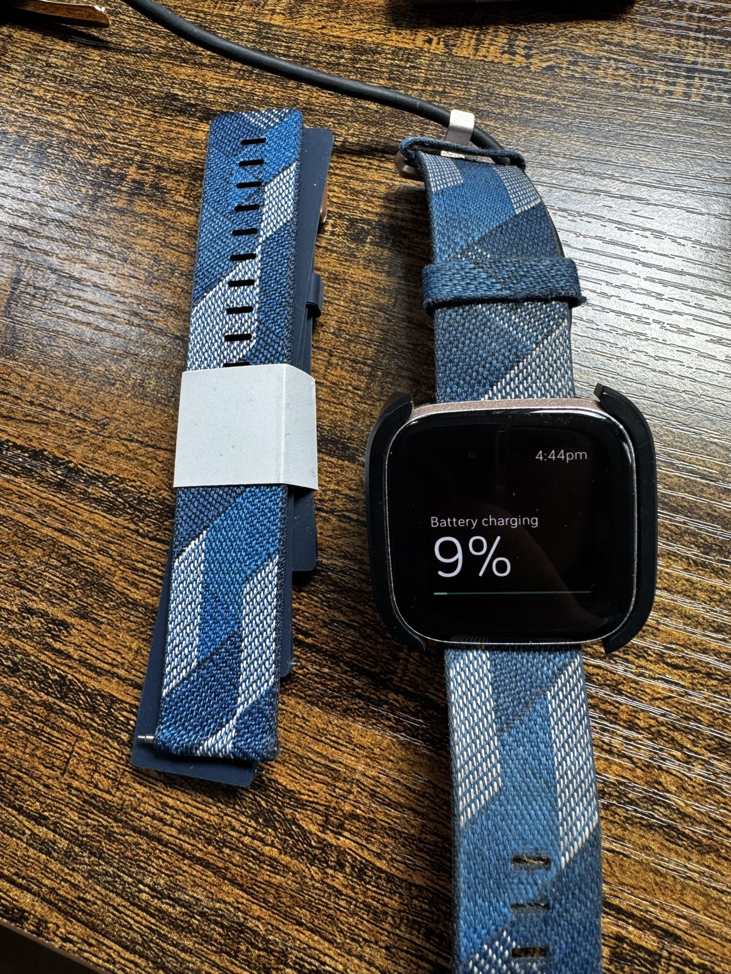 Fitbit Versa Rose Gold With Charger And Extra Strap