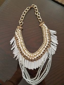 Bonito collar de fantasia buenas condiciones $5.00 Prague $20.0 color blanco con dorado