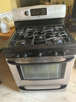 Gas Stove 5 Burners. And Oven Everything Work Great Price Firm. Stailees Still.