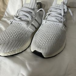 Adidas Ultra Boosts 4.0 (size 8.5M) Cloud White