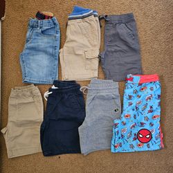 LOT OF 7 BOYS SHORTS PERFECT FOR SUMMER🌞🏝️
Size 7/8
15for everything
Smoke and pet free home