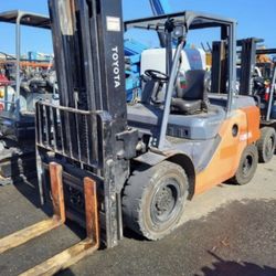 12k 12,000 # Pound Warehouse Forklift - 2015 Toyota 8fd45u