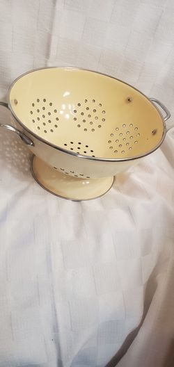 Vintage Cream Colored Enamel Colander   Farm House Country Kitchen