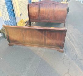 Beautiful King Size Mahogany Sleigh bed w/ professional delivery