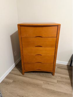 5-Drawer Tall Dresser / Chest of Drawers