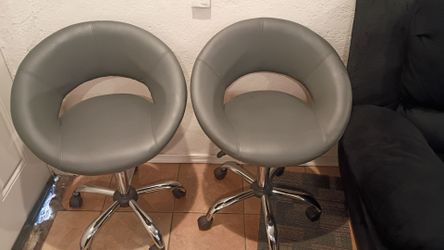 Bar stools in good condition, new