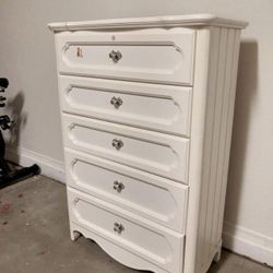 5- Drawer Dresser, White