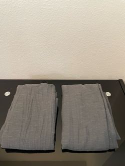 Set de cortinas gris 50x84” cada una.