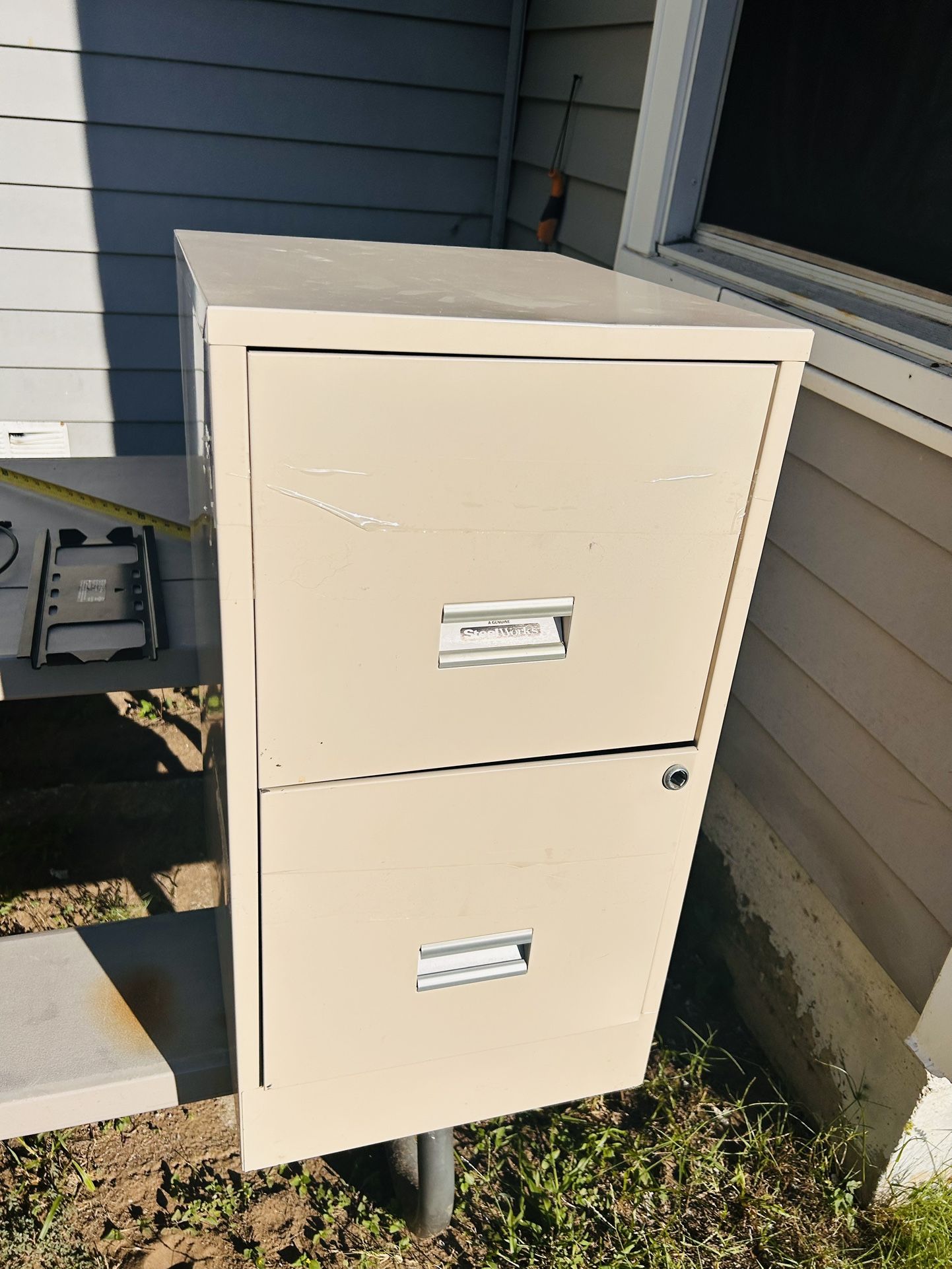 Metal cabinet filing hi, hi there
