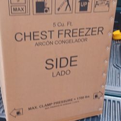 New NEW IN BOX ITEM!!!!! Hotpoint 4.9-cu ft Chest Freezer Convertible to Refrigerator ( White ) HCM5QWWW