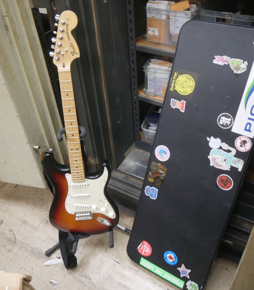 FENDER ELECTRIC GUITAR STRAT WITH CASE PRE OWNED 880092-1