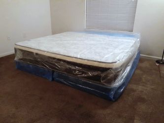 NEW KING-SIZE PILLOW TOP MATTRESS AND BOX SPRING 🆕️