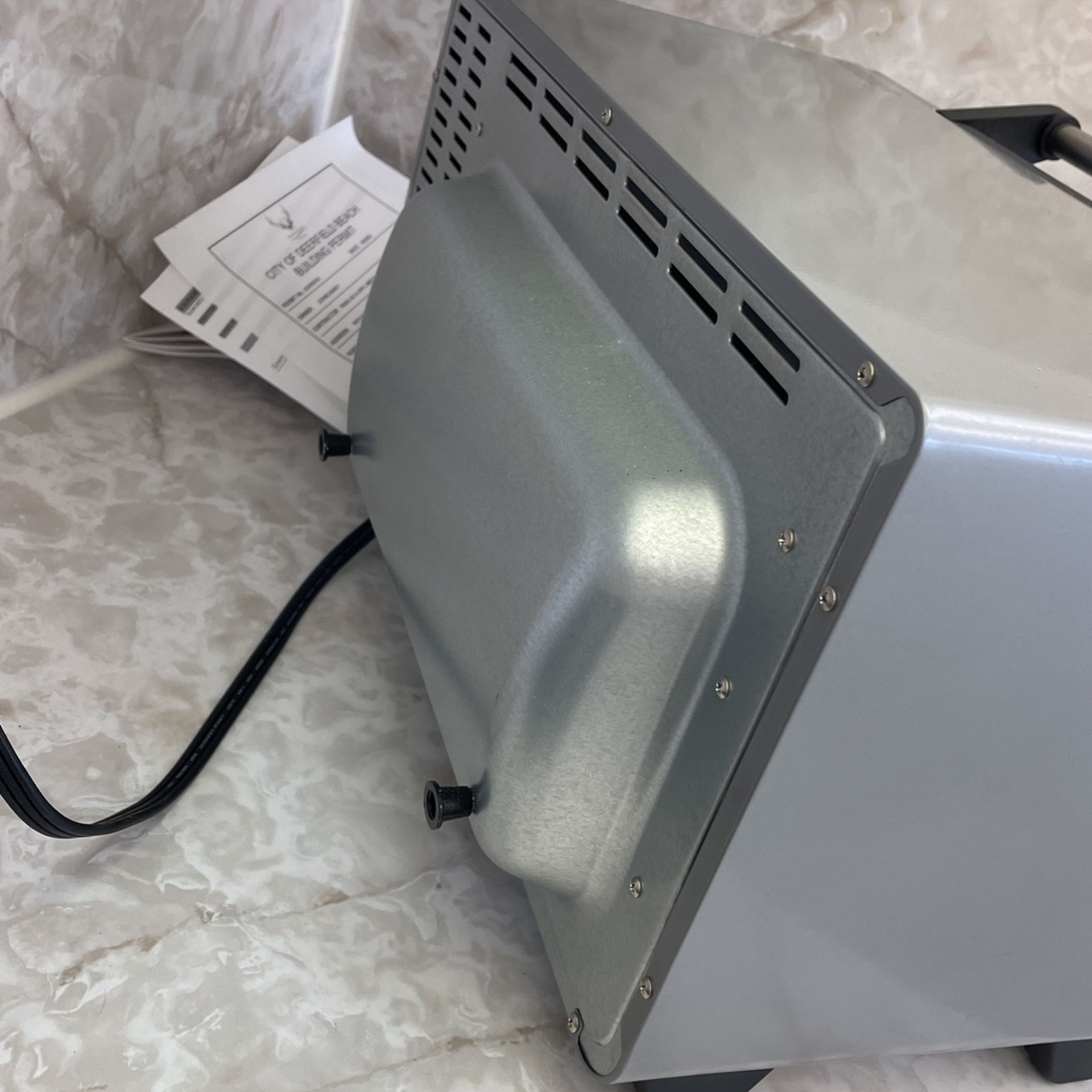 Black and decker. Toaster oven with timer. Bake broil works excellent