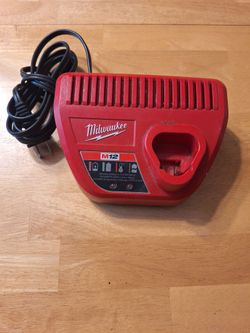 M12 Milwaukee battery charger. Recargador de batería