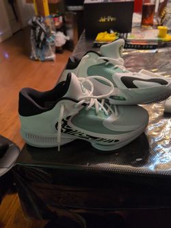 Woman's Size 8 Nike Zoom Freak 4's