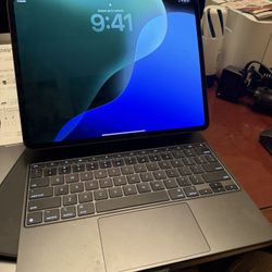 I Pad Pro 13” With Magic Keyboard 256GB WiFi +Cellular 