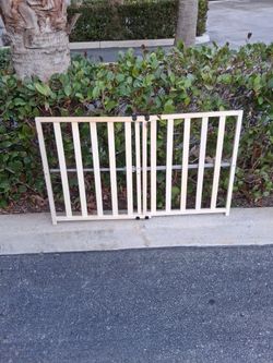 Wooden Expandable Safely Gate H24" W26" to 42" (like new)