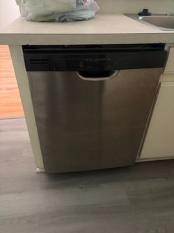 MOVING SALEEEEE - Dishwasher
