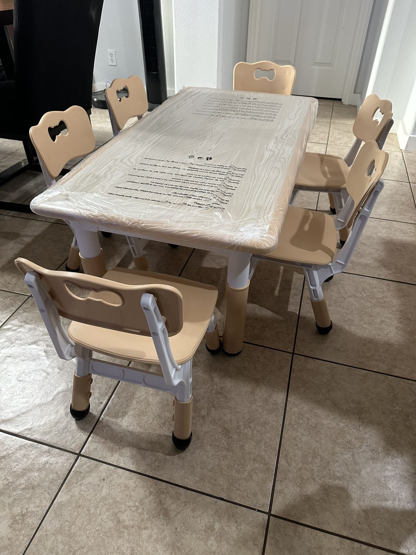 Kids Table With 6 Chairs - Brand New I it’s Box - Not Assambled - 