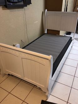 Twin bed 🛏️