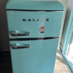 Galanz Retro Top Freezer Refrigerator 20 in. 3.1 cu. ft. 