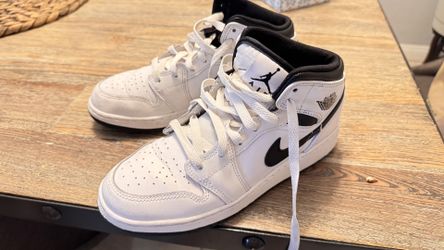 White And Black Jordan’s 