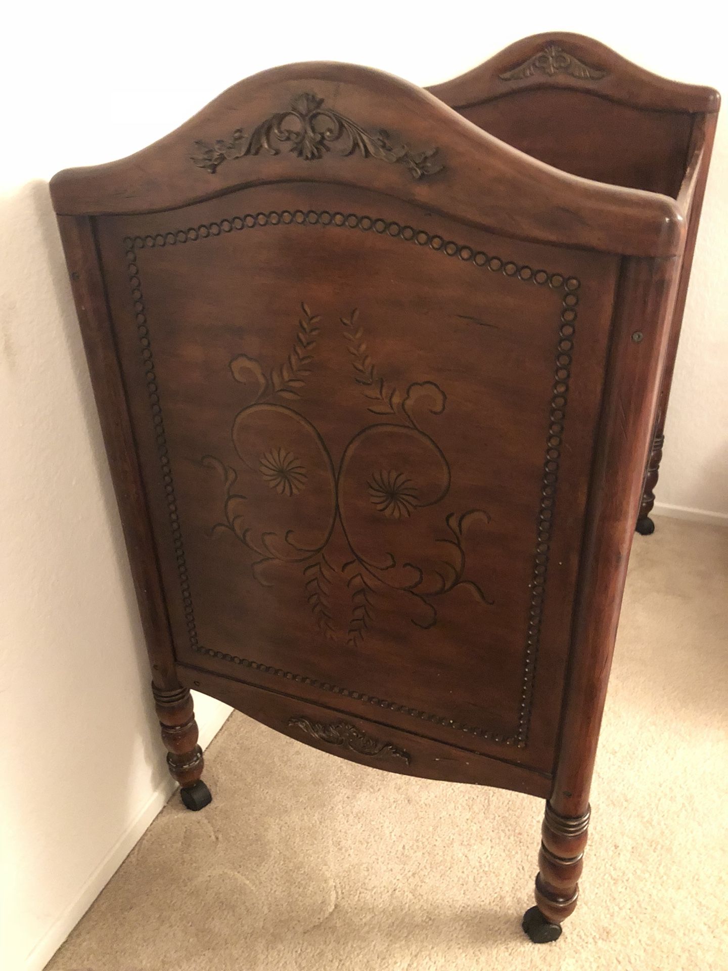 Green frog art old world crib