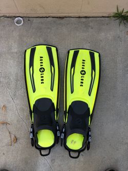 Medium to large aqua lung diving fins