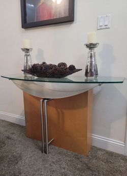 Console 2000's modern steel glass