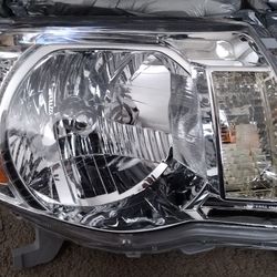NEW TRQ 2005-11 Toyota Tacoma Passenger Side Headlight