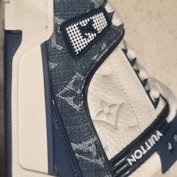 Never Worn LV size 5.5