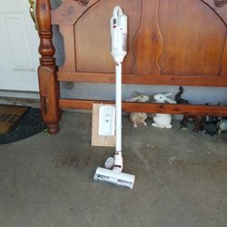 VACCUM CLEANER  WITH CHARGER INCLUDED  A MOST NEW  RECARGABLE  BATTERY..