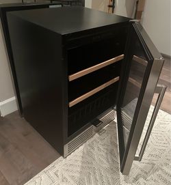 Beverage refrigerator