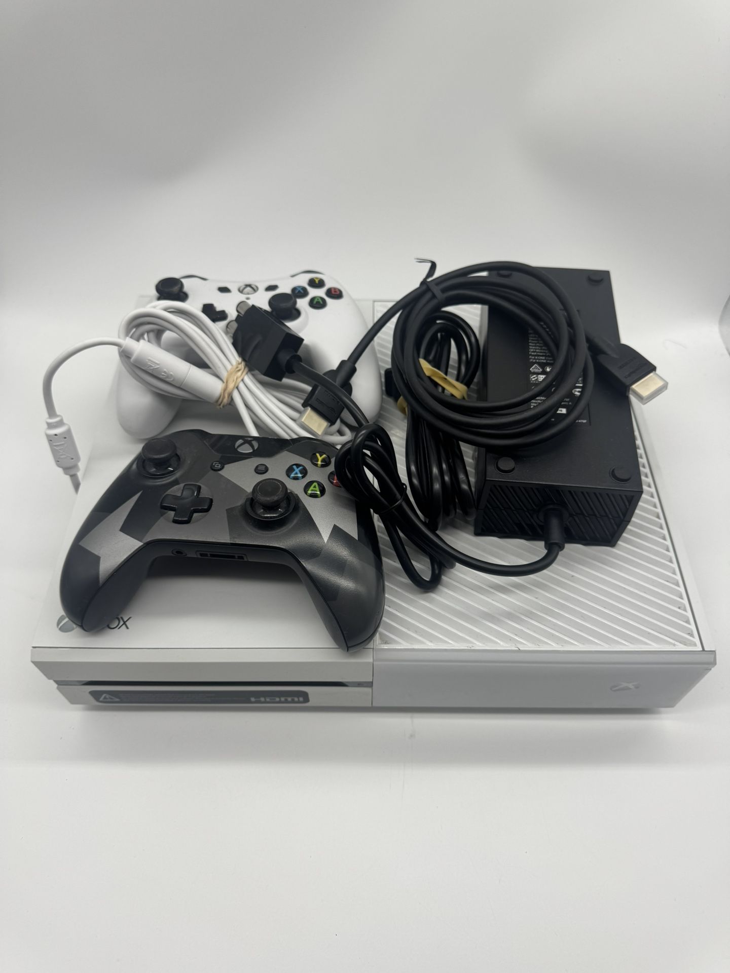 Microsoft Xbox One White Model 1540 500GB Console Bundle w/ 2 Controllers Tested