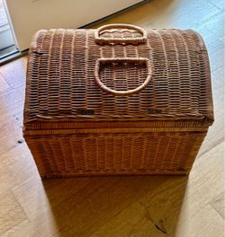 Woven wicker picnic badket