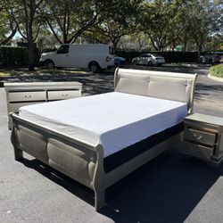 Beautiful Bedroom Set Queen Size Solid Wood Golden Color In Excellent Condition By Global Furniture