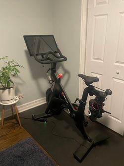 2021 Peloton Bike Original – Like New, Includes Mat & Shoes - Chicago, IL