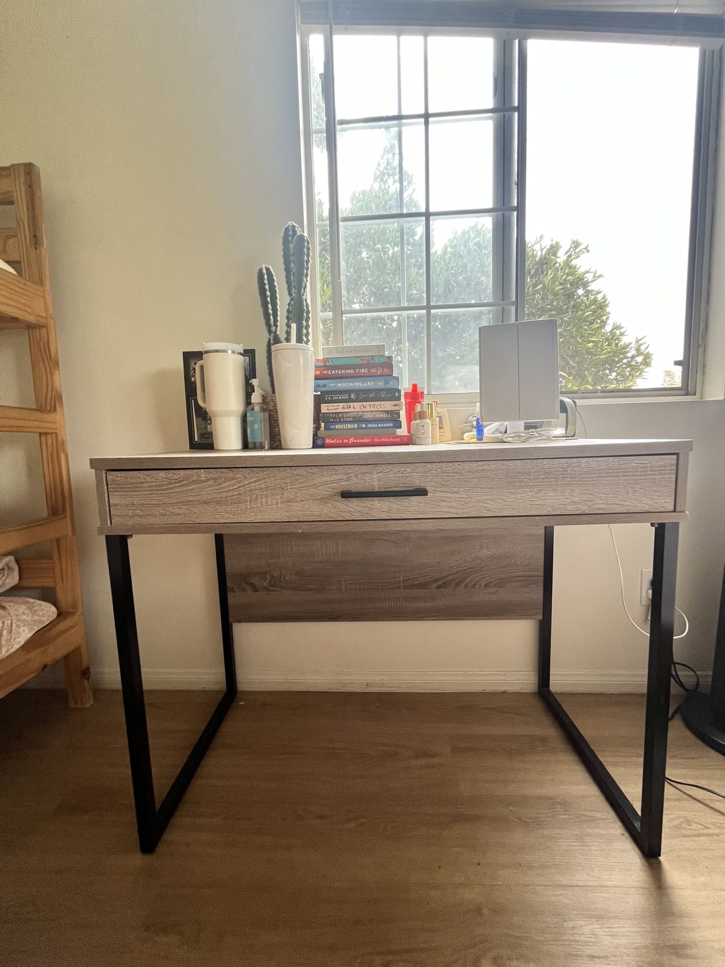 Target Desk (Threshold)