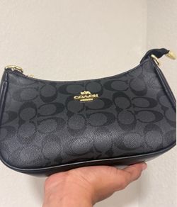 Brand new women’s coach purse comes with short and long strap!