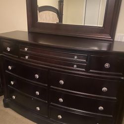 Dresser w/mirror 