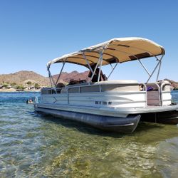 2017 Suntracker party barge