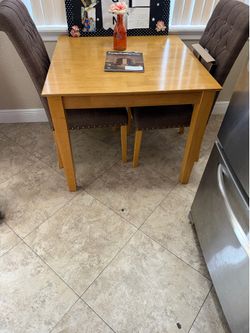Small dinging table with 2 chairs