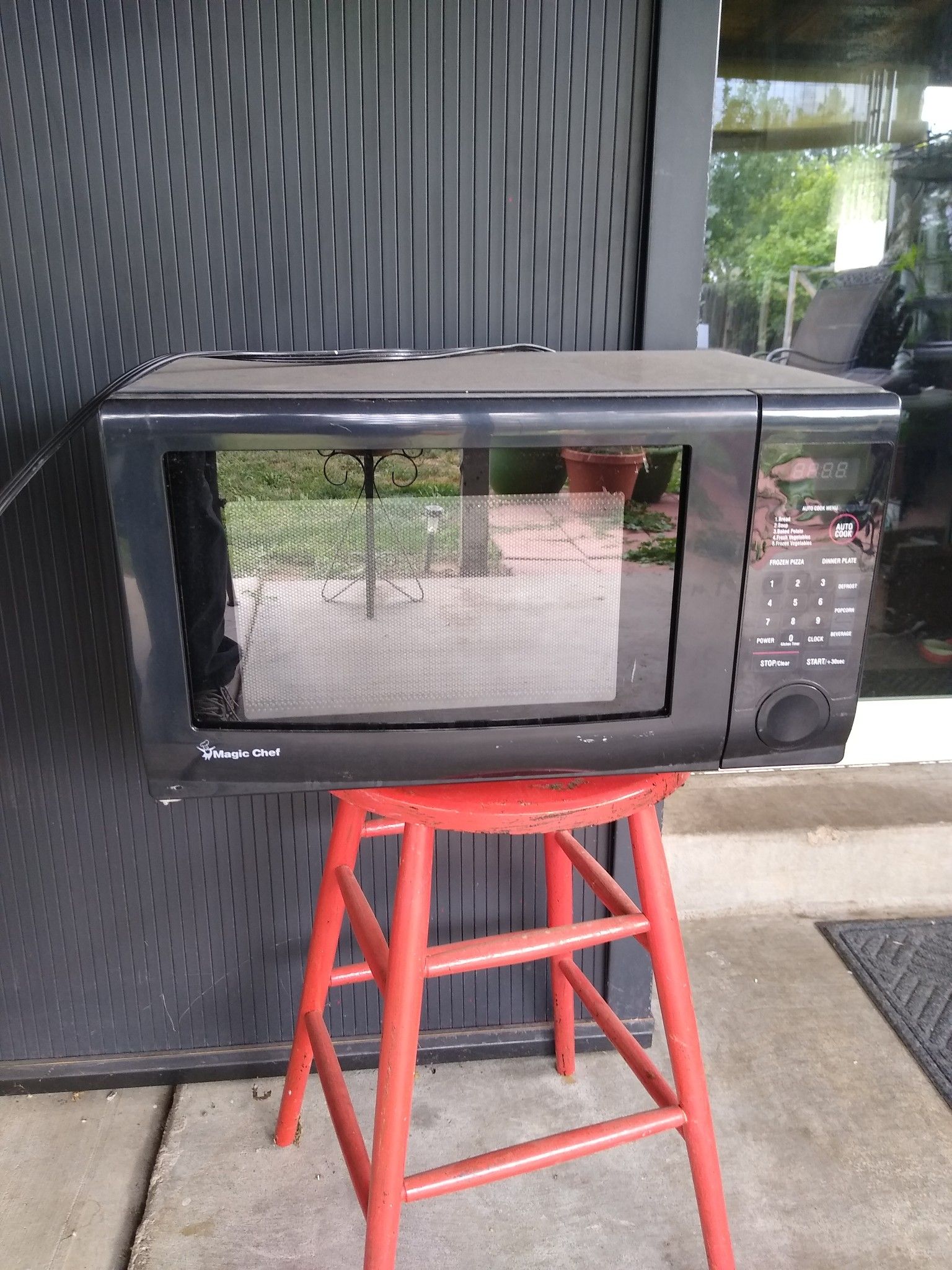 MAGIC CHEF MICROWAVE OVEN
