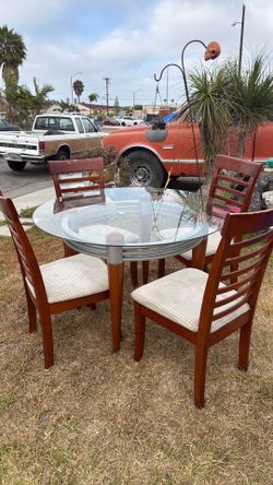 Table with 4 chairs