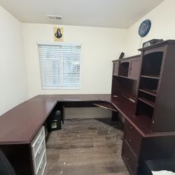 U Shape Desk With Hatch 