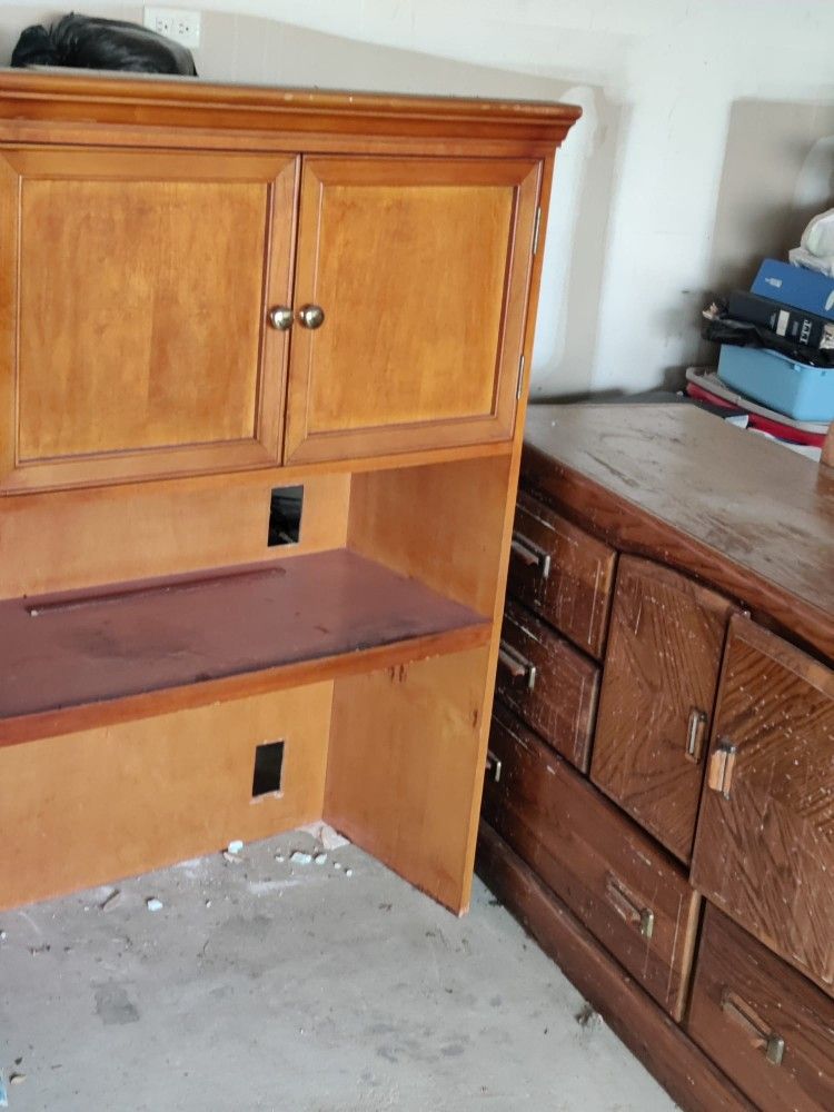 Free Solid Wood Hutch